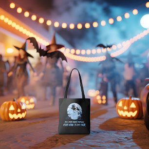 Heksen spelen op een donkere woestijnweg tote bag