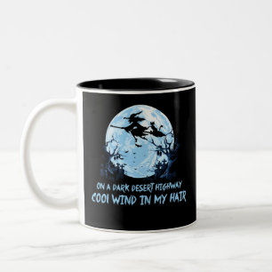 Heksen spelen op een donkere woestijnweg tweekleurige koffiemok