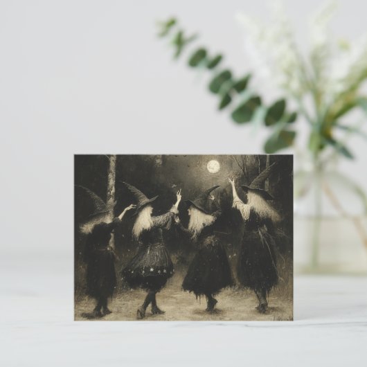 Heksen verzamelen zich in het maanverlichte bos briefkaart (Staand voorkant)