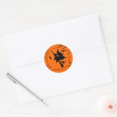 Heksen vliegen op een bezemsteel Halloween sticker (Envelop)