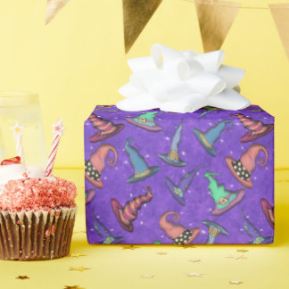 Heksenhoeden voor Halloween op paars Cadeaupapier
