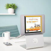 Heksenmanier naar het Halloween-feest Crew Kat Vle Sticker (Laptop op bureau)