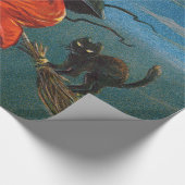 Heksenvliegen met zwarte kat op Halloween Night Cadeaupapier (Hoek)