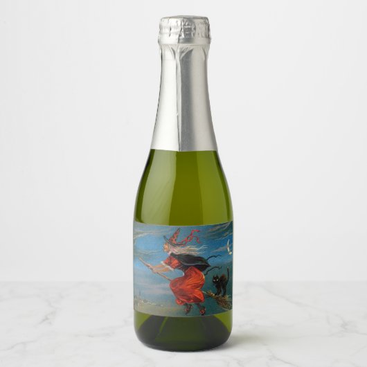 Heksenvliegen met zwarte kat op Halloween Night Sparkling Wijnetiket (Voorkant)