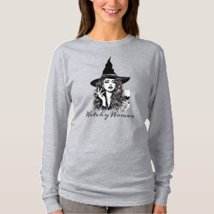 Heksenvrouw, Zwarte elegante heks met wijn T-shirt