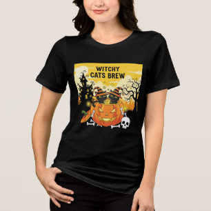 Hekserige zwarte katten in pompoenketel Halloween Tri-Blend Shirt