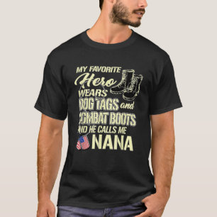 Held Draagt Hondentags Combatlaarzen Trots Militai T-shirt