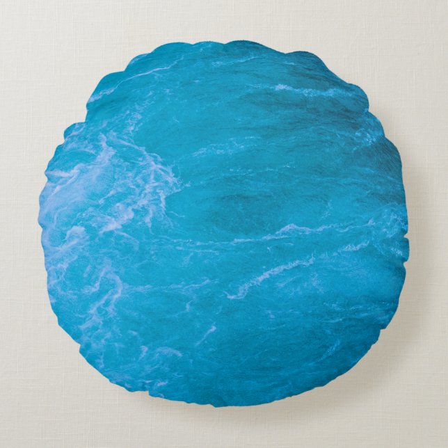 Helder blauw water rond kussen (Voorkant)