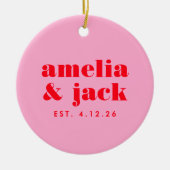 Helder Bold Roze en Rood Modern Monogram Huwelijk Keramisch Ornament (Voorkant)