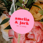 Helder Bold Roze en Rood Modern Monogram Huwelijk Ronde Sticker<br><div class="desc">Heldere brutale roze en rode trouwstickers zullen maximalistisch plezier toevoegen aan uw dag! Met een prachtig vet rood lettertype op een felroze achtergrond. Perfect voor lente- en zomerbruiloften,  koppels die hun trouwdag willen vullen met energie en vreugde.</div>
