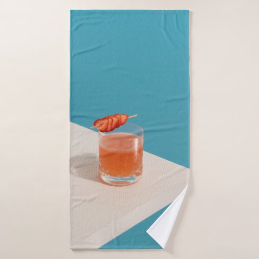 Helder drink glas met bruine vloeistof badhanddoek (Badhanddoek)