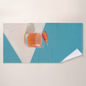 Helder drink glas met bruine vloeistof badhanddoek (Badhanddoek)