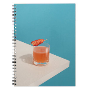Helder drink glas met bruine vloeistof notitieboek