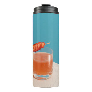 Helder drink glas met bruine vloeistof thermosbeker