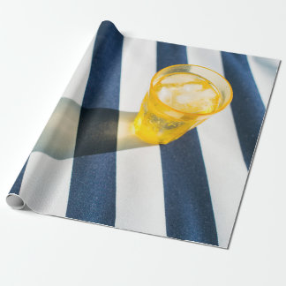 Helder drink glas met gele vloeistof cadeaupapier