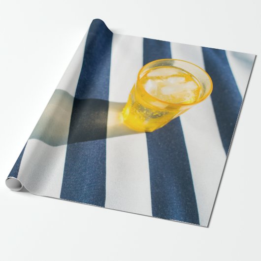 Helder drink glas met gele vloeistof cadeaupapier (Uitgerold)