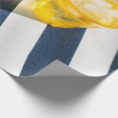 Helder drink glas met gele vloeistof cadeaupapier (Hoek)