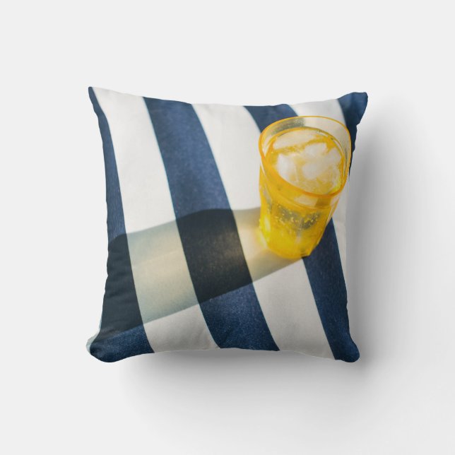 Helder drink glas met gele vloeistof kussen (Voorkant)