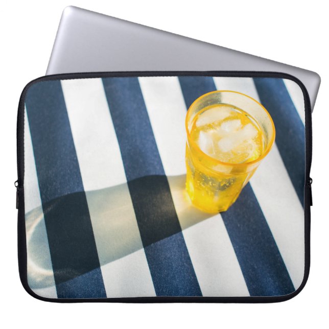Helder drink glas met gele vloeistof laptop sleeve (Voorkant)