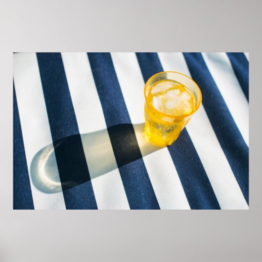Helder drink glas met gele vloeistof poster (Voorkant)