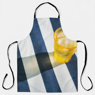 Helder drink glas met gele vloeistof schort