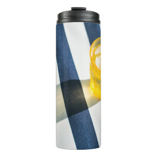 Helder drink glas met gele vloeistof thermosbeker