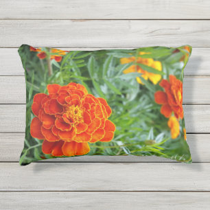 helder gekleurd marigold buitenkussen