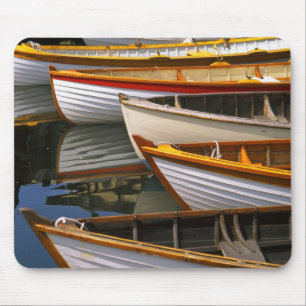 Helder gekleurde boten bij het Wooden Boat Center Muismat