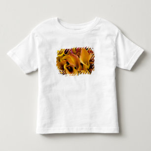 Helder gekleurde calla's bij de kinder shirts