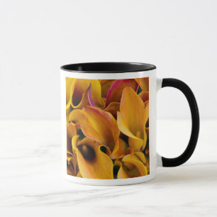 Helder gekleurde calla's bij de mok
