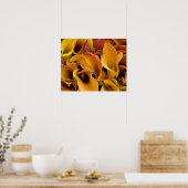 Helder gekleurde calla's bij de poster (Keuken)