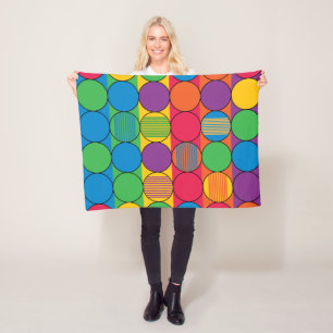 Helder gekleurde cirkels en strips fleece deken