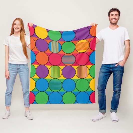 Helder gekleurde cirkels en strips fleece deken (In situ)