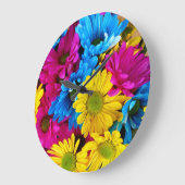 Helder gekleurde klok in de muur van Daisies (Hoek)