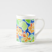 Helder gekleurde Nasturtiumbloemen op blauw Porselein Kop (Rechts)