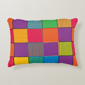 Helder gekleurde vierkantjes en strips accent kussen