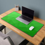 Helder groen verloop geometrisch maaspatroon bureaumat<br><div class="desc">Unieke coole bureaumat voor zijn kantoor, kamer, werk, man grot, gameruimte.. Helder groen verloop geometrisch maaspatroon. Driehoek geometrisch netwerk met ombre gradiënt.</div>
