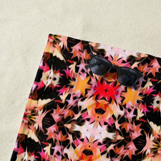 Helder kleurrijk esdoornbladpatroon strandlaken (In situ)