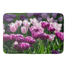 Helder lila en roze tulpen op een zonnige dag badmat