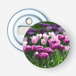 Helder lila en roze tulpen op een zonnige dag button flesopener