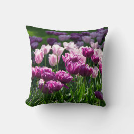 Helder lila en roze tulpen op een zonnige dag kussen