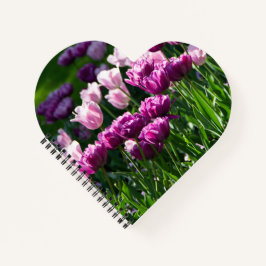 Helder lila en roze tulpen op een zonnige dag notitieboek