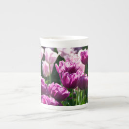 Helder lila en roze tulpen op een zonnige dag porselein kop