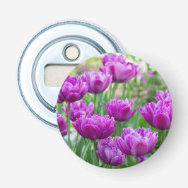 Helder lila tulpen op een zonnige dag button flesopener