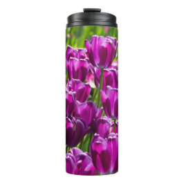 Helder lila tulpen op een zonnige dag     thermosbeker