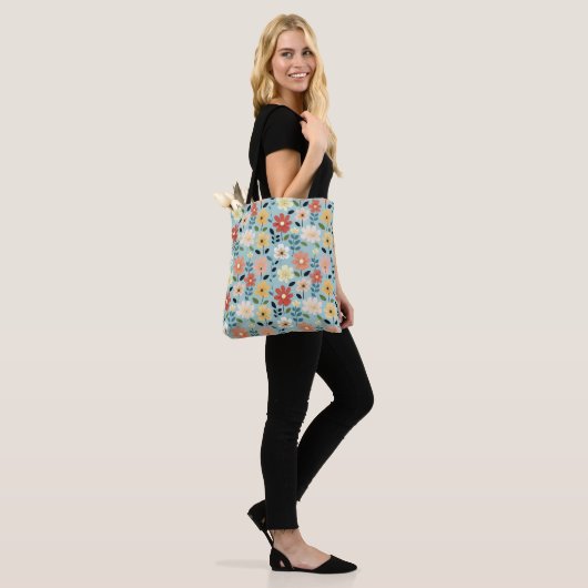 Helder met de hand getekend bloemenweide tote bag (Op model)