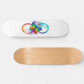 Helder oneindigheid met regenboog vlinder persoonlijk skateboard (Horizontaal)