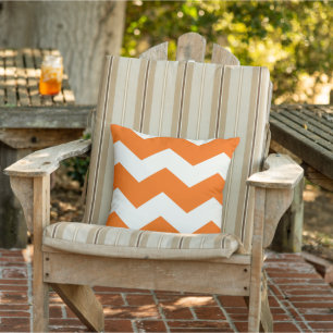 Helder Oranje modern Zig Zag Chevron Pattern Buitenkussen