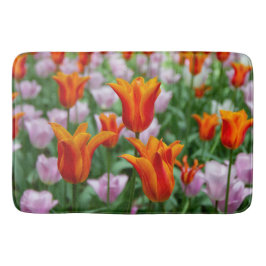 Helder oranje tulpen in het park badmat