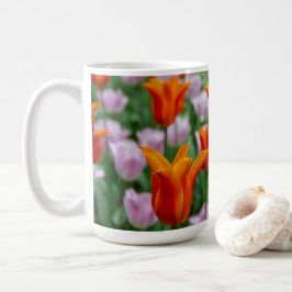 Helder oranje tulpen in het park koffiemok